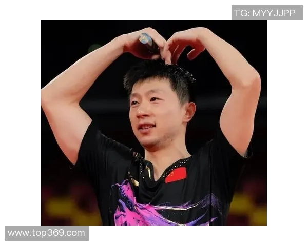 马龙与足球明星亲密合影展现运动员之间的友谊与激情